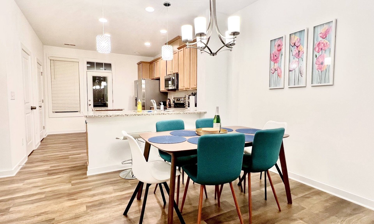 Charlotte House | 3BR Luxury Townhouse with Charlotte city view