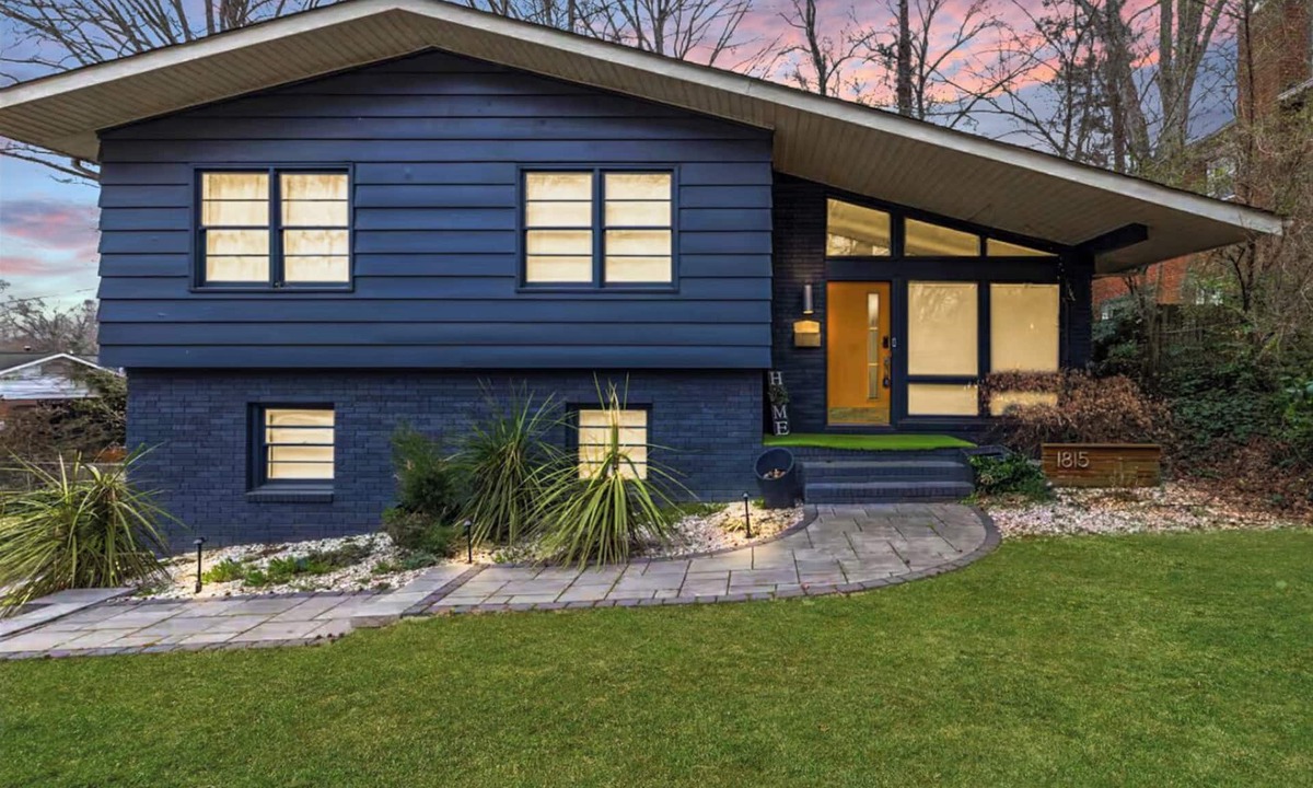 Charlotte House | 3BR Queen Chateau - Pets & Fenced Yard & Sleeps 9