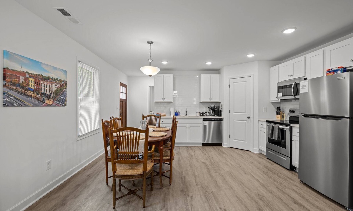 Salisbury House | 3BR Walkable Downtown Retreat ~ King Bed + Porch