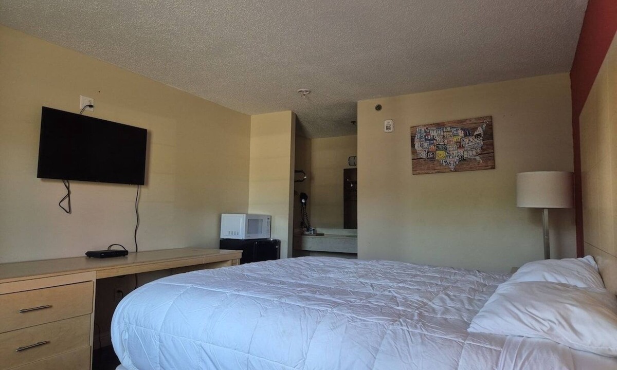 Chickamauga Hotel | 4 Affordable Queen Rooms for Exploring Top Spots – Perfect for Weekend Stays