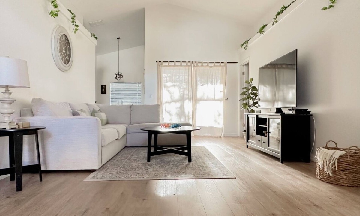 Thousand Oaks House | 4 Bedroom Family Pool Home Near Disney