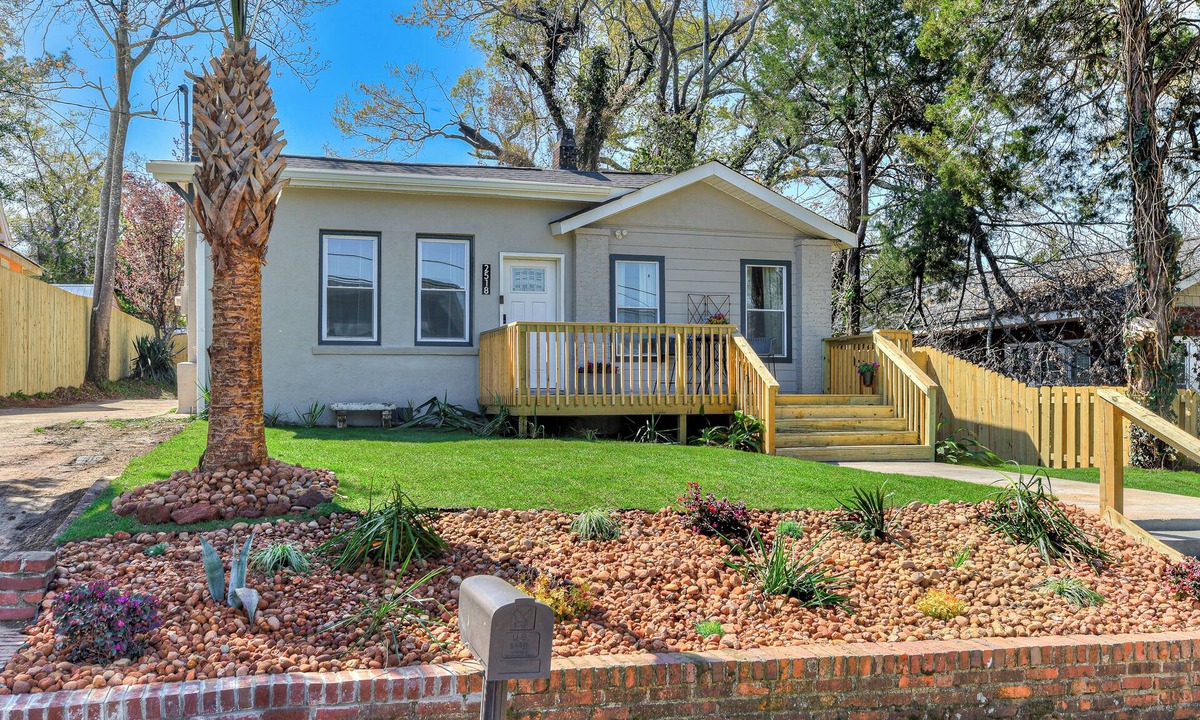 Summerville House | 4-bedroom house 5 min from Masters - back apartment - two kitchens - BBQ - games