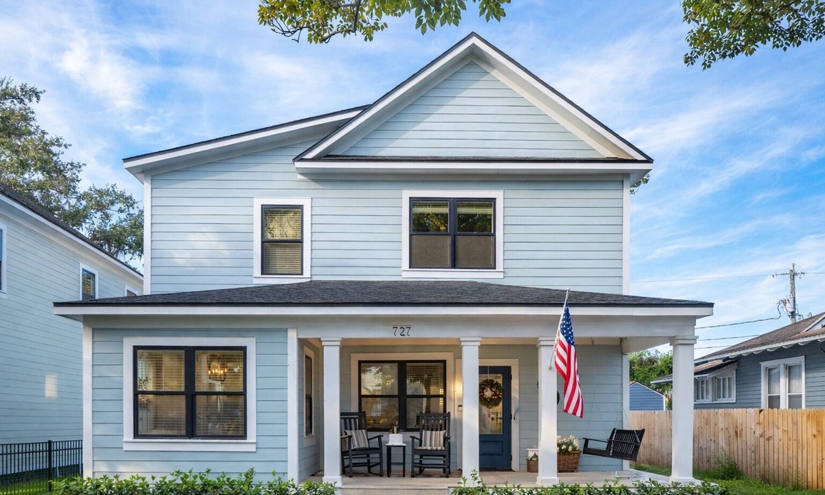 Dixieland House | 4 Bedrooms 3 Baths Historic Luxury Retreat in Downtown