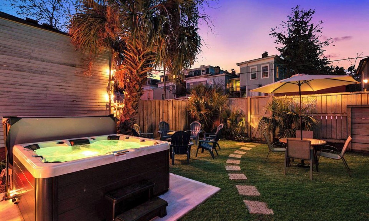 Thomas Square House | 4 Bedrooms/Hot Tub/3 Parking Spaces/Luxury