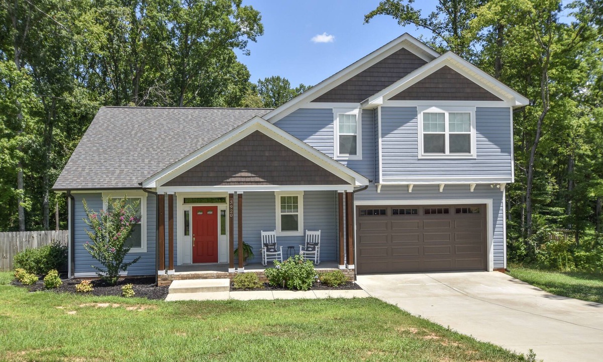Terrell House | 4 BR, 3 BATH HOME on LKN! DOG FRIENDLY CLOSE TO EVERYTHING BUT AWAY FROM IT ALL!