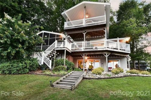 Norwood House | 4-BR Lakefront Home with amazing views
