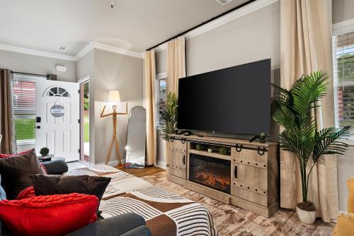 Athens Apartment | 4 King Beds - 2 Game Rooms - Sleeps 24, By DT & UGA