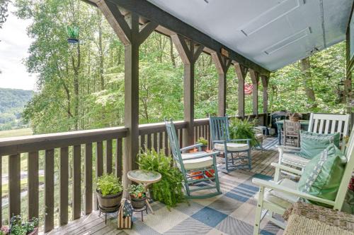 Robbinsville House | 4 Mi to Lake Santeetlah: Cabin w/Deck & Views