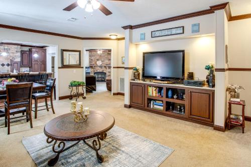 Huntcliff House | 4 Mi to Weston Lake: Eastover Gem