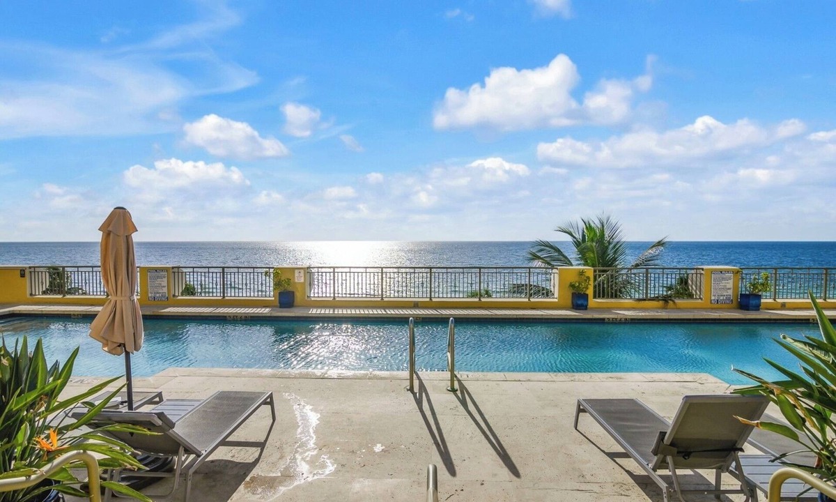 Central Beach Hotel | 4 Ocean View King Suites w/Balcony, Beach Access and Dining