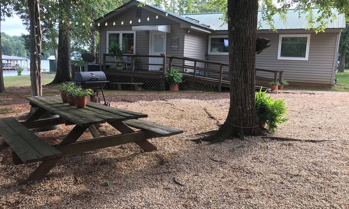 Chappells Cabin | 400" of shoreline/private dock & boat ramp - Spring and summer dates!