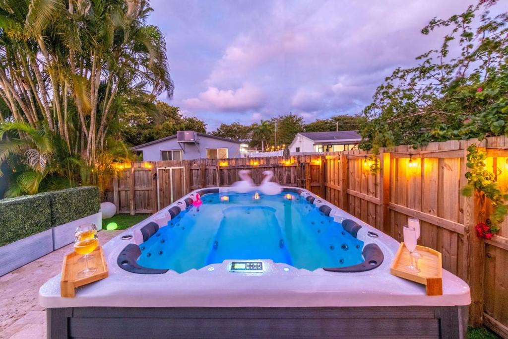 Hollywood Lakes House | 4BR Hollywood Villa 3 min to Beach, Heated 12-Person Jacuzzi, Game Room and BBQ