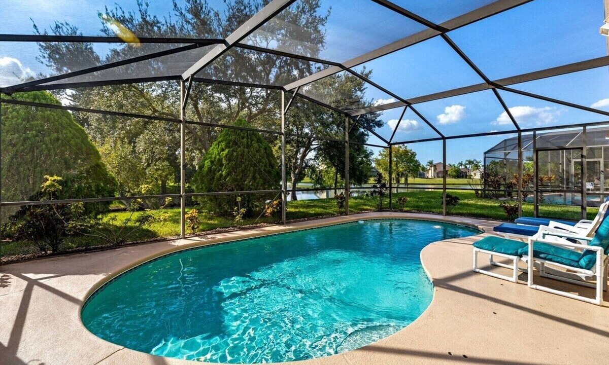 Crescent Lakes House | 4BR Lake View Villa, West Pool, Gated, Near Disney