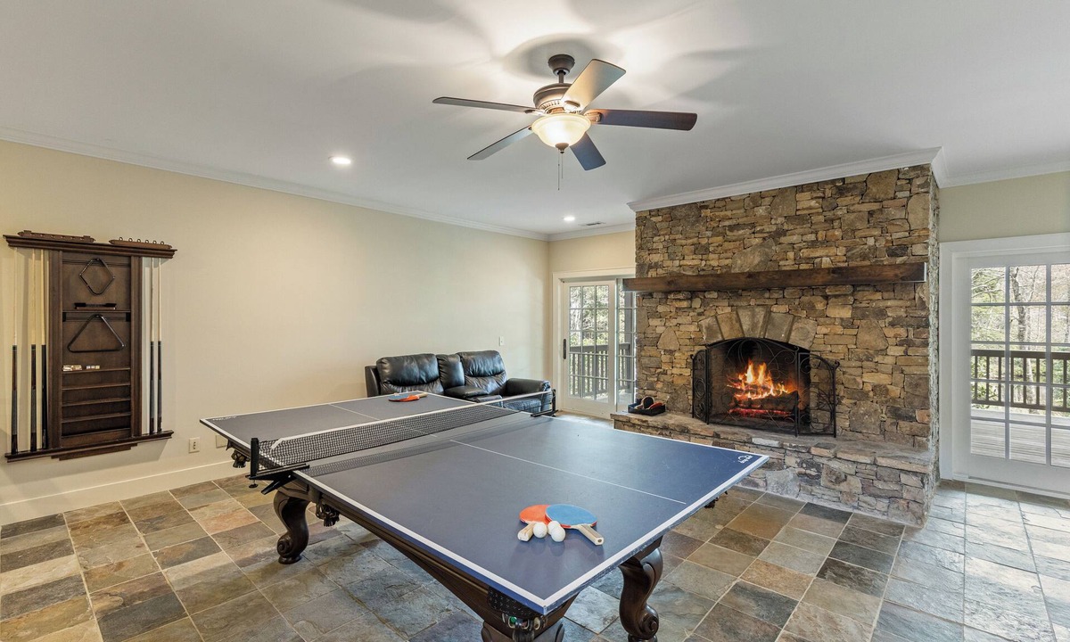 Highlands House | 5-bedroom 3-Story Home w/3 Car Garage In Gated Community +Pool Table +Huge Deck