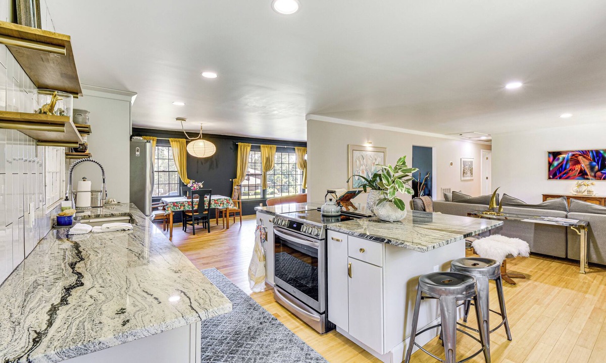 Salem House | 5 Mi to Lake Keowee: Stylish Salem Home w/Yard!