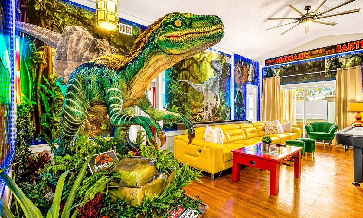 Clear Creek House | 5BR Near Disney | Animatronic Dinosaur, Star Wars Theater, Pool Cinema, 3 Kings