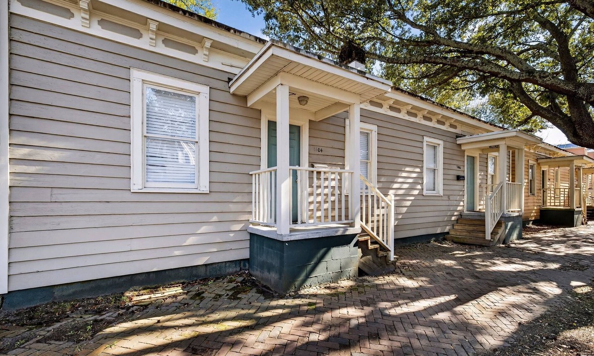 Metropolitan House | 6BR Home in Victorian District w/Parking + Pet-friendly by Lucky Savannah