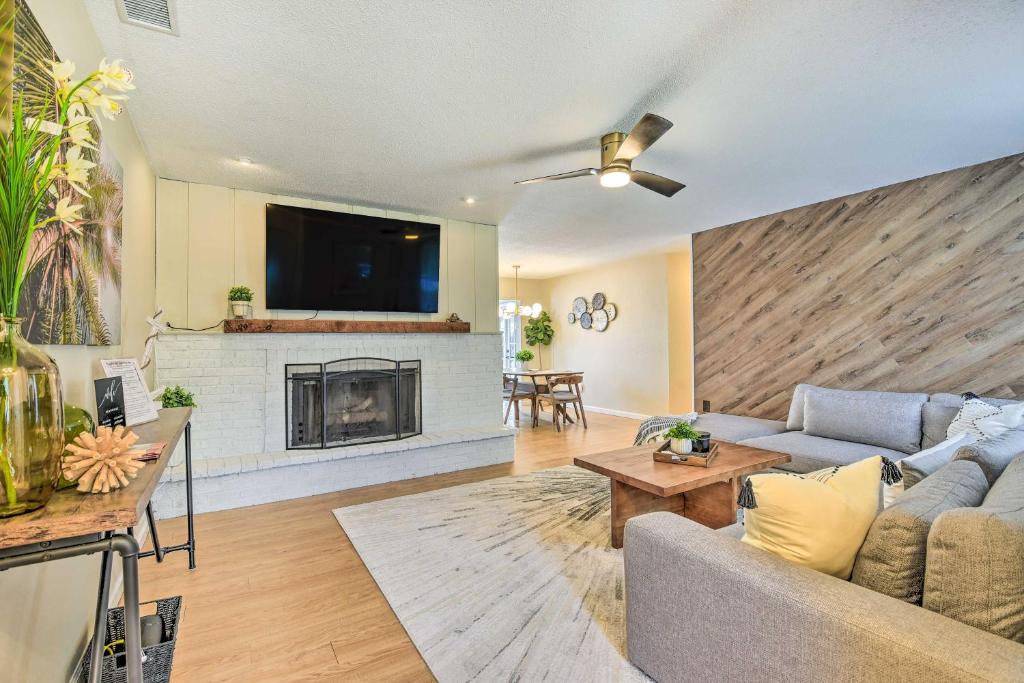 Bradenton House | 8 Mi to Beaches: Bradenton Home w/Poolside Oasis!