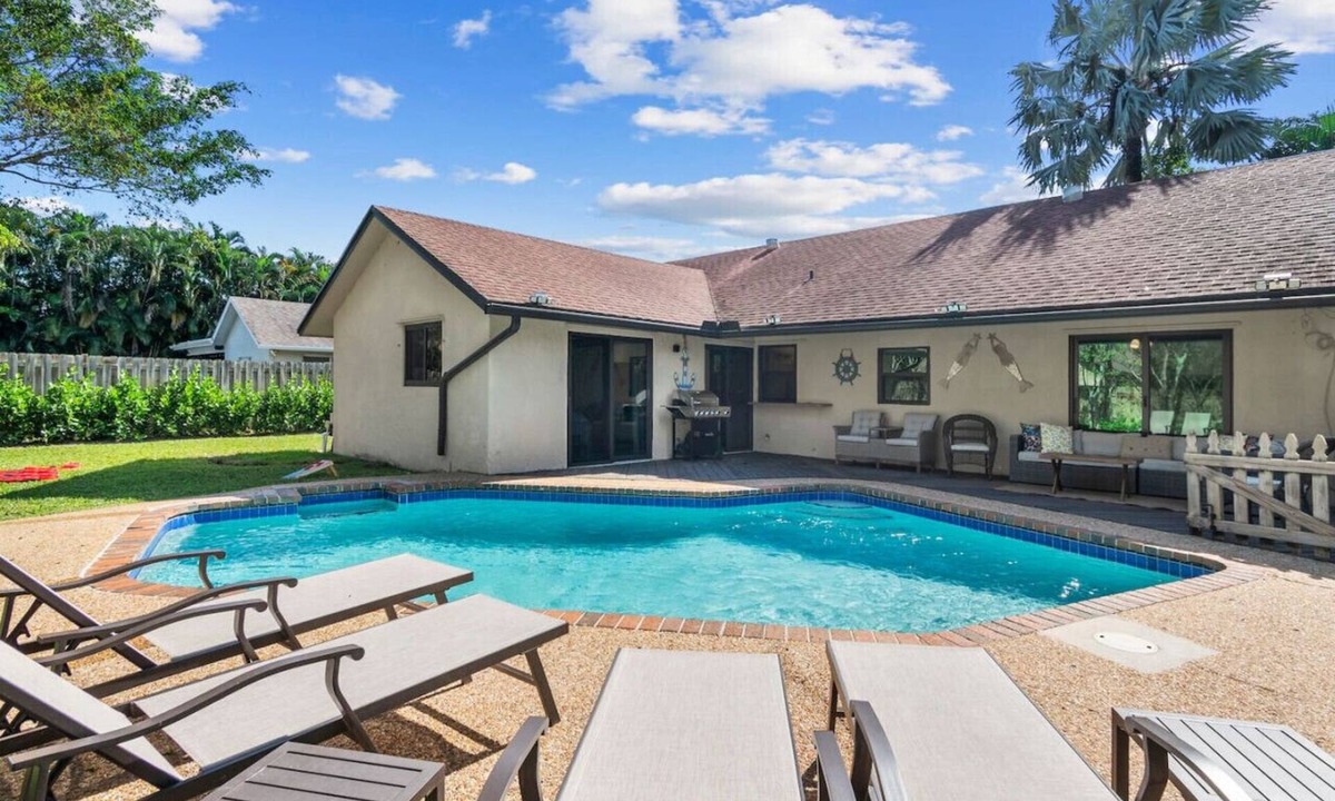 Tropic Palms House | 8 Min to Atlantic Ave and BEACH w/Heated Salt Pool