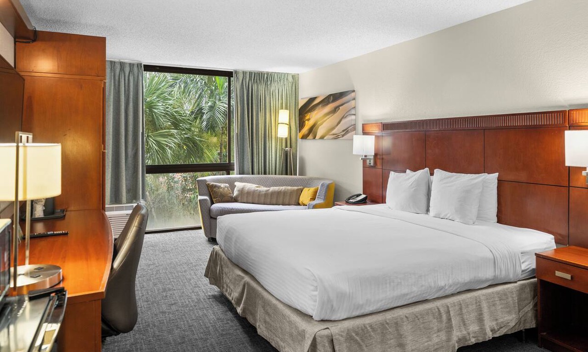 Villages of Palm Beach Lakes Hotel | 88 Palms Hotel & Event Center