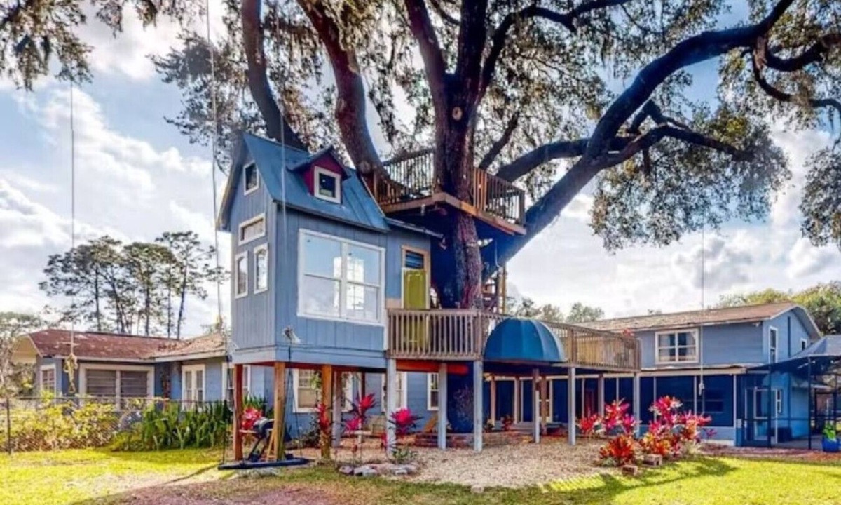 Plant City House | 8BR with Pool, Spa & Treehouse