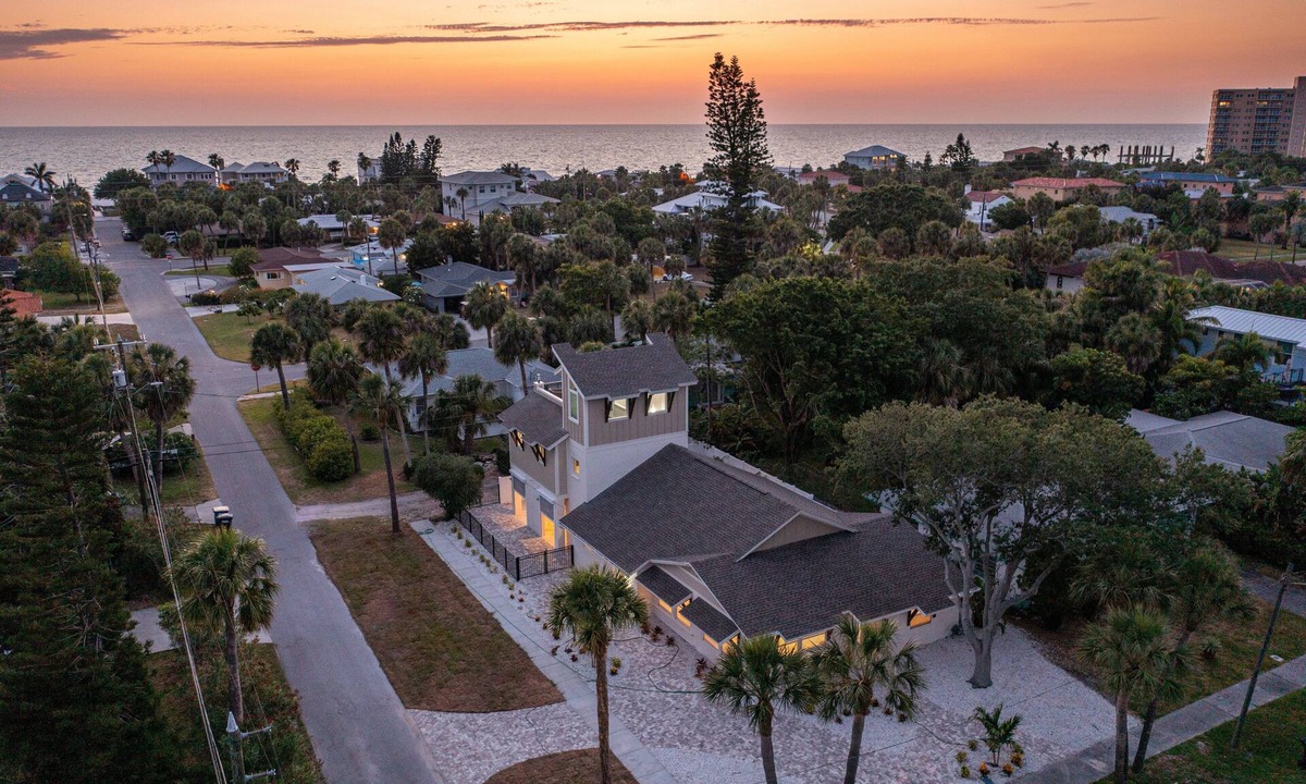 Bay Esplanade House | A Sunset Dream - Monthly Beach Rental