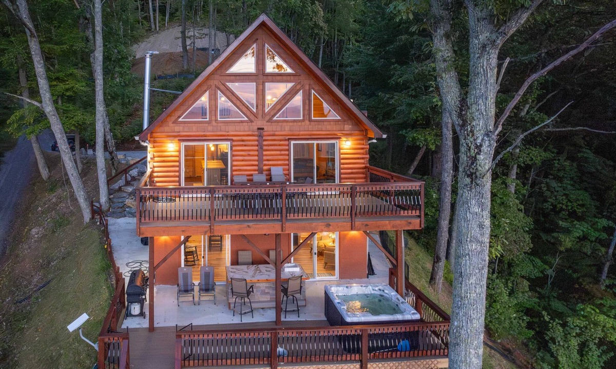 Whittier Cabin | Above The Clouds-Hot Tub - Views - Gas Firepit
