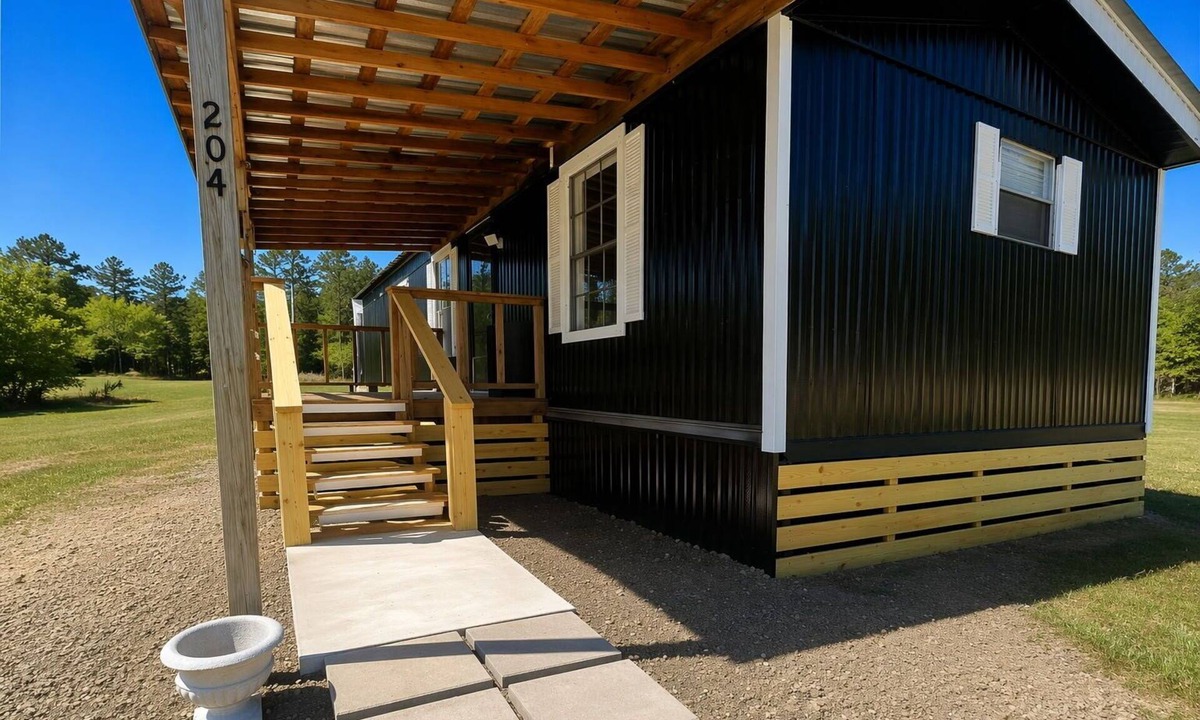 Seneca House | Adorable 2-bedroom 1- full bath mobile home with AC close to Lake Keowee, SC