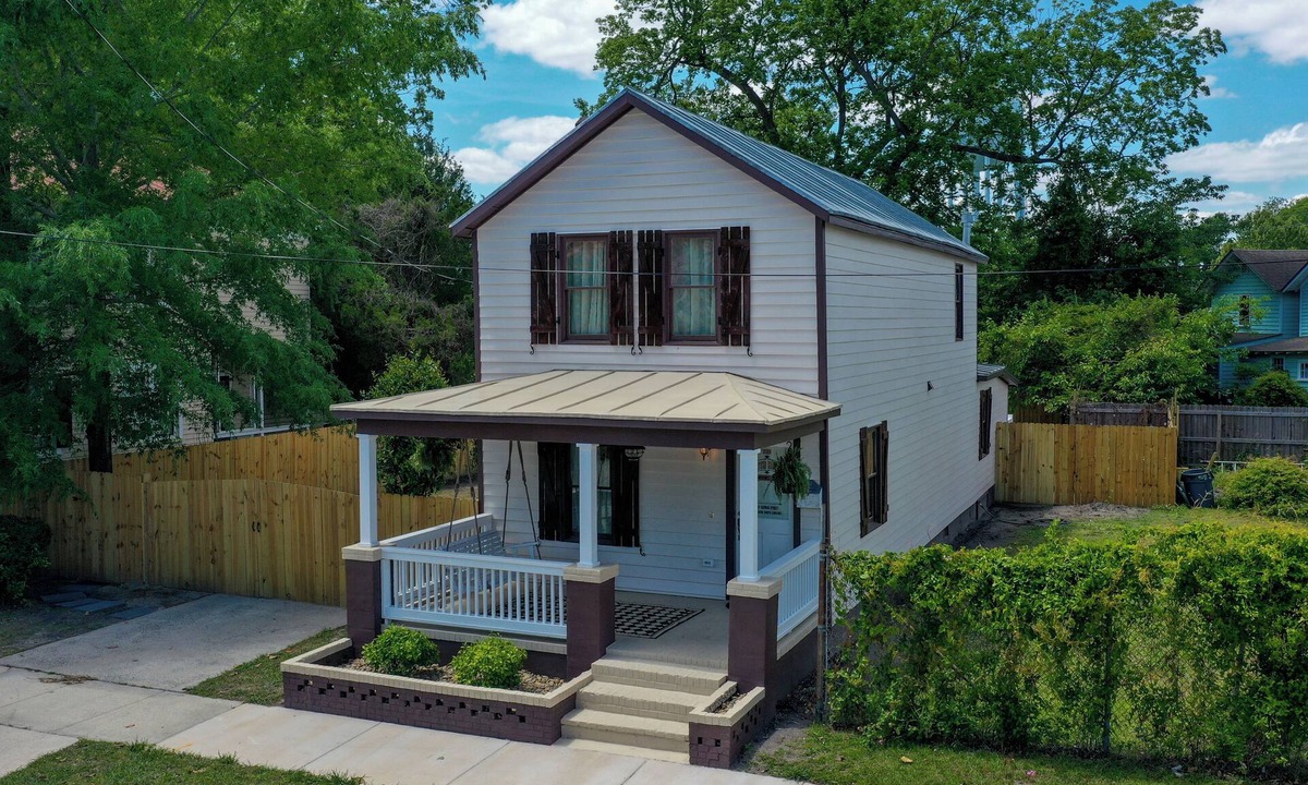 New Bern House | Adorable 2-bedroom house with Fire Pit, Pool Table, Hot Tub in charming New Bern