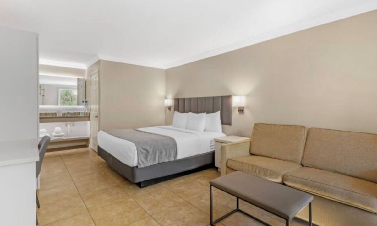 Florida Center Hotel | Adventure Starts Just 0.8 Miles from Universal Orlando l Pool & Breakfast