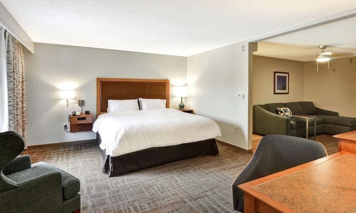 Boca Raton Hotel | Affordable Unit w/Breakfast | Quiet & Comfortable Location for Travelers