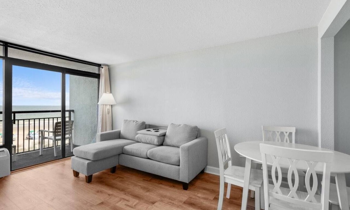 Myrtle Beach Hotel | Airy Oceanfront Suite 4th Flr with Breakfast