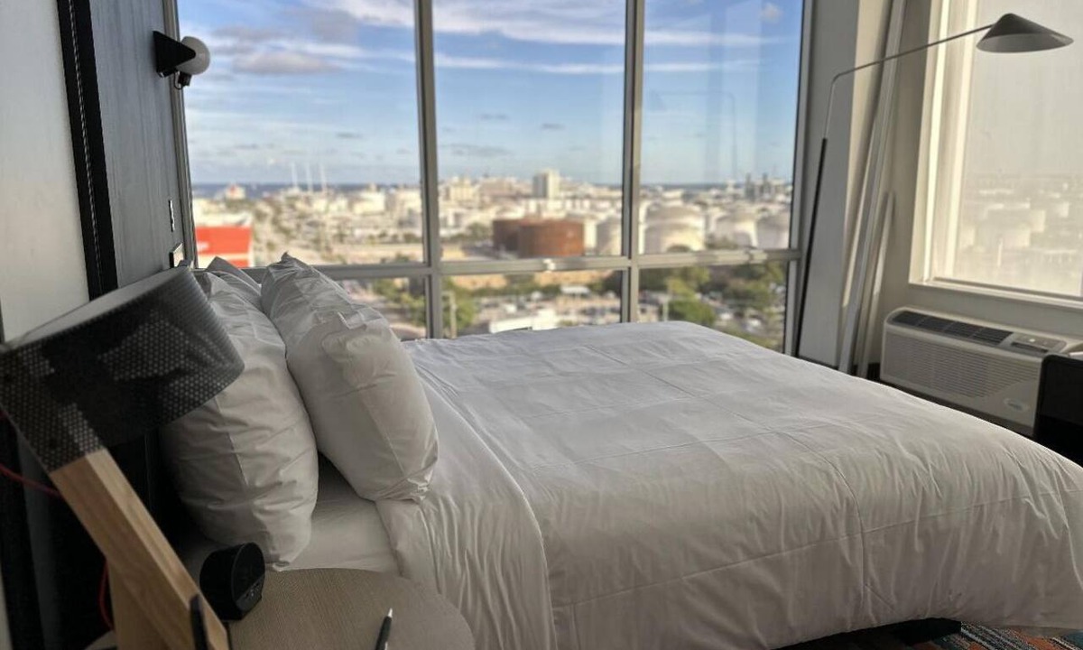 Poinciana Park Hotel | Aloft by Marriott Fort Lauderdale Airport