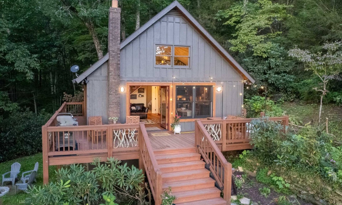 Cashiers Cabin | Altitude Adjustment - Mountain Cabin Located on the Eastern Continental Divide! With a Hot Tub!