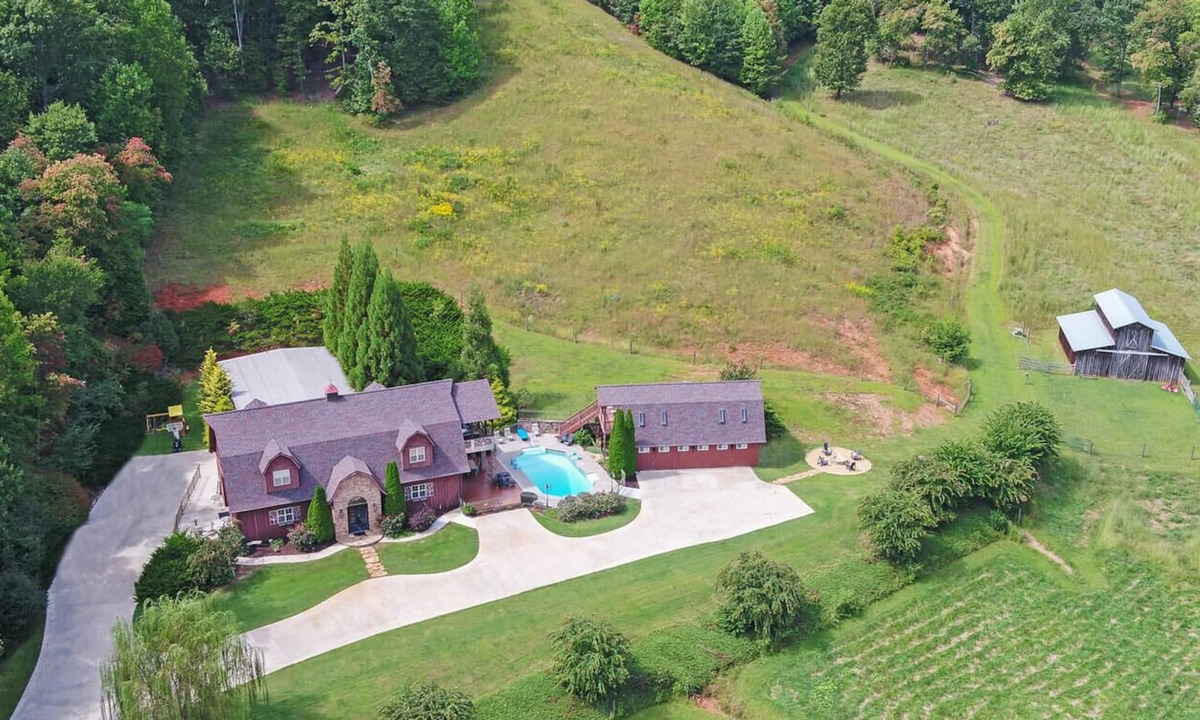 Cleveland House | Amazing Farmhouse,18 acres, pool, 7 king bds, near Helen, WEDDINGS & EVENTS