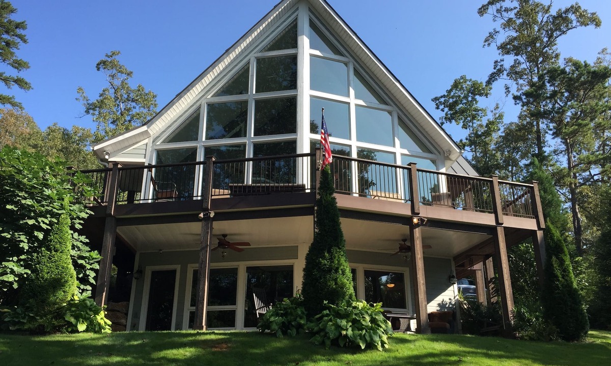 Salem House | Amazing Lake Keowee Home! Private Dock, Fire Pit, and Bunk House by the water!