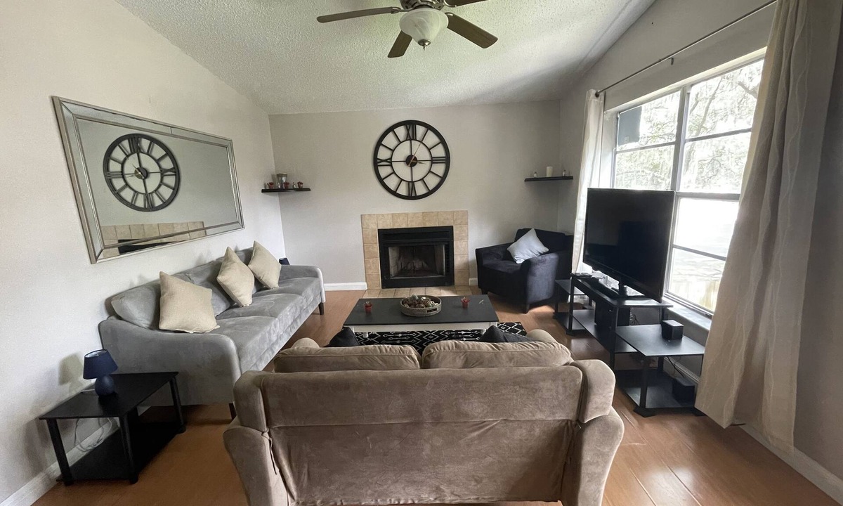 Bearss Plaza Condo | Amazing Pet-Friendly Condo with Pool Near Busch Gardens