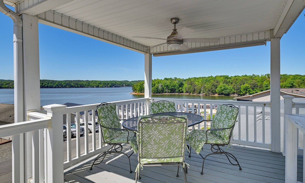 New London House | Amazing Views! Family-Friendly Badin Lake House!