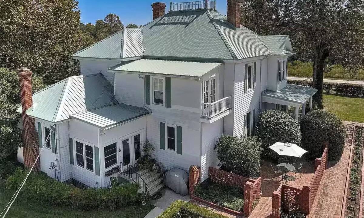 Aiken House | Annie’s Inn: Rooms, Cottages & Pool