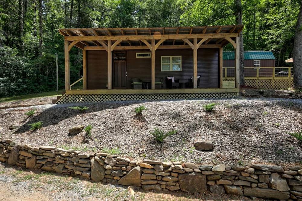 Hayesville Cabin | Appalachian Adventure in this Tiny Cabin near Hiawassee, Ideal for Couples' Glamping