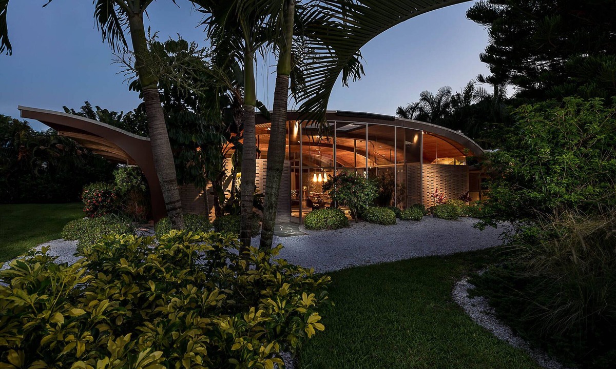 Golden Beach House | Architectural icon by Architect Victor A. Lundy. Prime location near beach.