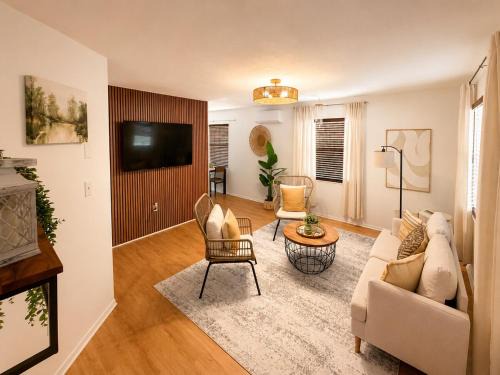 South Bradenton House | Aroma Oasis - Hot Tub & Gulf Beaches