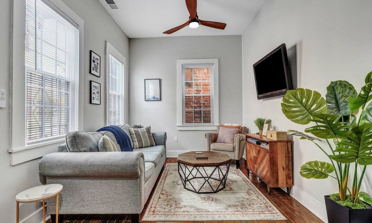 Savannah Victorian District Apartment | Azalea Cottage: Chic Savannah Home Near Forsyth by Lucky Savannah
