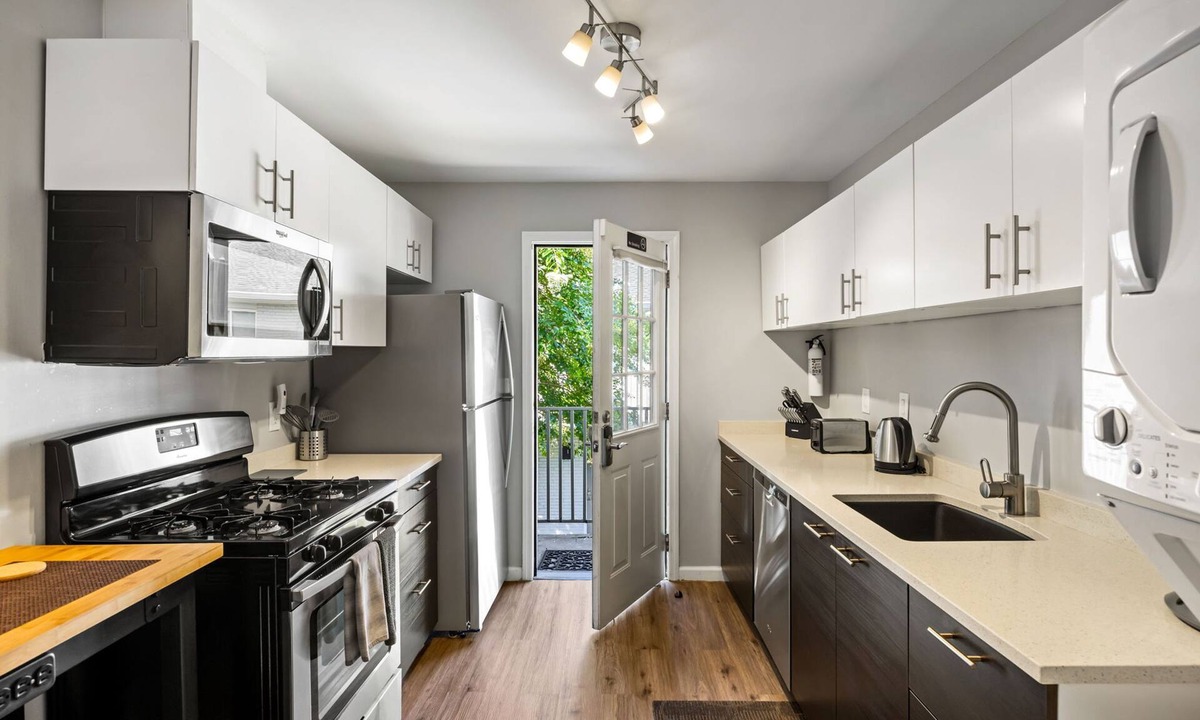 Brookwood Apartment | (B1bB) Enjoy a Full Kitchen in an Affordable Condo near Peachtree Street