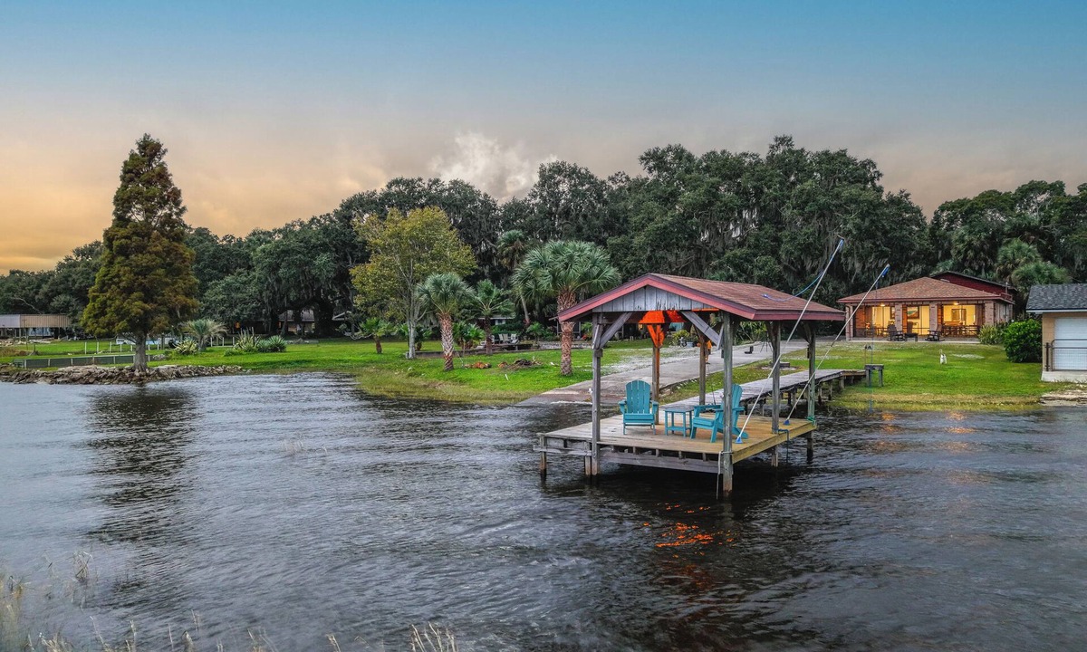 Fedhaven House | Bass & Speck Fishing Haven—Sunset Views, Kayaks & Private Boat Ramp