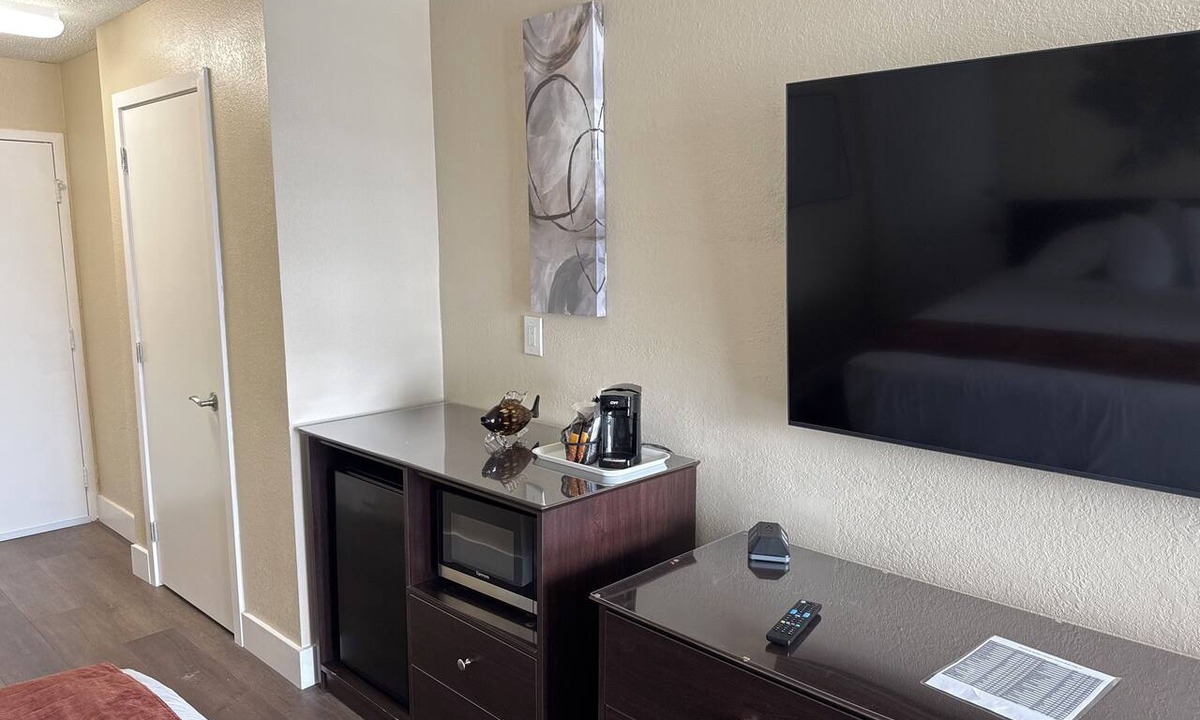 Trailer Estates Hotel | Bayview Waterfront Room, Heated Pool, Tiki Bar & Grill !