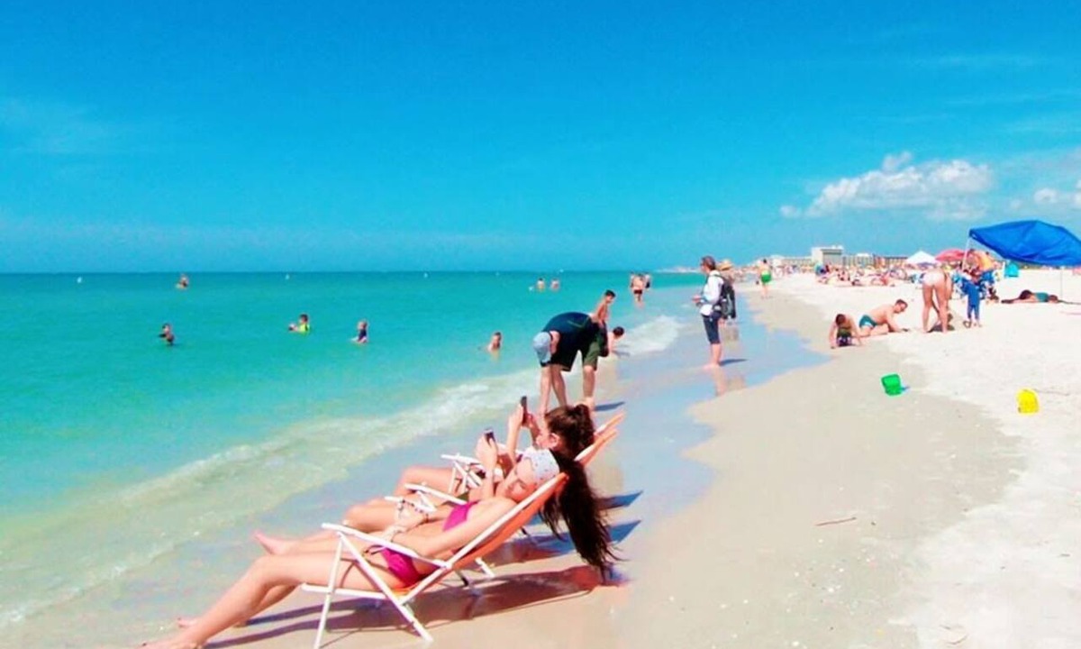 Treasure Island Hotel | 🌊 BBR #8, Steps to the Beach, Heated Pool w/Kitchenette & King bed!