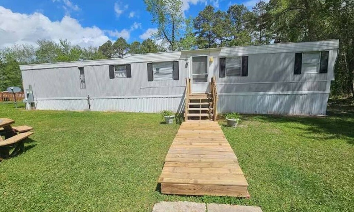Maple Hill House | Beach bungalow, Entire guesthouse in Maple Hill, North Carolina.