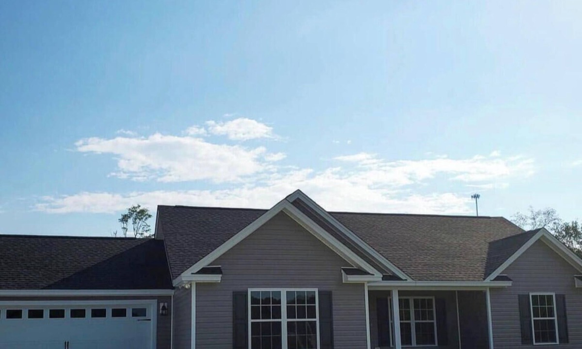 Conway House | Beach Vacation Made Easy Spacious Yard Relaxing Porch Close to Everything
