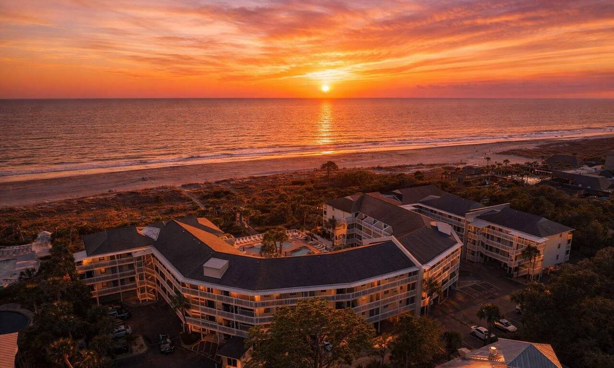 North Forest Beach Condo | Beachfront Condo at Coligny | Pool View + Balcony